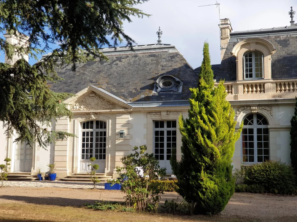 La facade, le jardin et le Cèdre du gîte "La closerie du petit Bois" à Saint Avertin